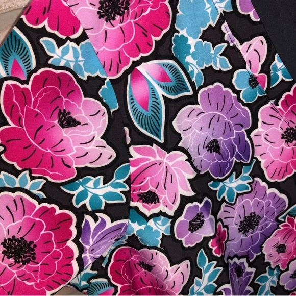 NWT Zavate Ava Therese “Bold Statment” floral print short sleeve scrub top - Picture 2 of 10
